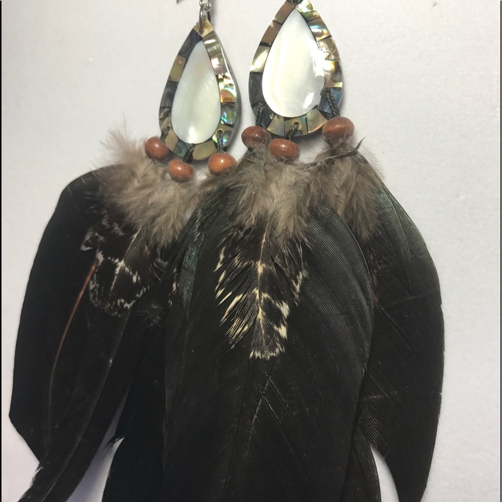 Teardrop mother-of-pearl and feathers earrings